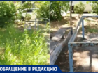 «Нога человеческая не проходила»: волжанка сняла на видео двор на Карбышева с травой по пояс и гнилыми лавочками