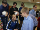 Футболисты "Ротора" набивали мяч вместе с воспитанниками Волжского детского дома