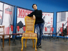 Киса Воробьянинов показал стул, сделанный в 12-й колонии для премьеры "12 стульев" в Волжском 