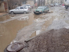 Огромная лужа во дворе уже много лет мешает жителям Волжского
