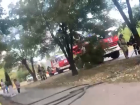 Пожарные столпились у стен детской поликлиники в Волжском: видео