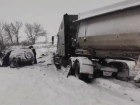 На заснеженной трассе близ Волжского произошло смертельное ДТП с фурой: видео