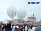Десятки тысяч волжан пустили в небо белые шары в память о погибших в Кемерово