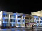 Архитектурно-художественную подсветку сделали на фасаде центра «Октябрь» в Волжском