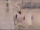 Горе-отец кричит матом и раздает детей всем желающим в Волжском: видео