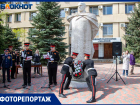 В Волжском прошел традиционный митинг у памятника Жукову: фоторепортаж