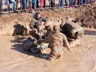 Участники застревают в грязи на мотокроссе в Волжском