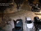 Кража аккумулятора из авто в Волжском попала на видео