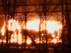 В Волжском на рассвете пожарные тушили полыхающий автобус