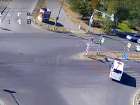 В Волжском маршрутка сбила электросамокатчика на пешеходном переходе: видео