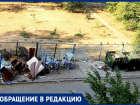 «Мусорная площадка и территория рядом с подъездом завалены отходами», - волжанка