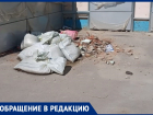Волжанка сняла на видео разбросанные мешки со строительным мусором
