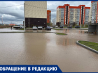 «Люди в сапогах эвакуировали автомобили»: новостройка в Волжском ушла под воду после дождя