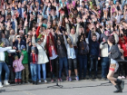 В Волгограде на Центральной набережной хором спели 1000 человек