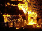 В Средней Ахтубе сгорели хозпостройка и потолок в частном доме