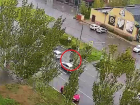 От удара во время ДТП машину отбросило на пешехода в Волжском: видео