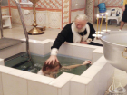 Покрестили: в Волжском прошло благотворительное крещение вынужденных переселенцев