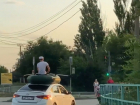Ехавших на лодке верхом на авто лихачей задержали в Волжском: видео