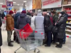 Толпа пенсионеров едва не подралась за сахар в магазине Волжского: видео