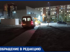 Плевать на людей: автомобилисты объезжают пробки по тротуару в Волжском