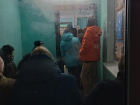 В Волжском люди стоят в очередях за проездными билетами до ночи