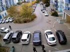 В Волжском подростки поджигают опавшую листву на автомобилях: видео