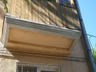 Аварийные балконы в старой части Волжского заставили отремонтировать УК "Спутник"