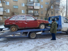 В Волжском начали эвакуировать бесхозные автомобили