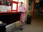 "Мамкин модник" в розовом халате и на скейте спалился в Волжском