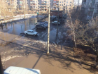 Из-за огромной лужи во дворе пятиэтажный дом под Волжским пошел трещинами