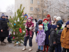 Дворовые елки Волжского: Традиция, объединяющая горожан в преддверии Нового года