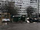 Забитые контейнеры и отвратительный запах: забытый всеми двор в Волжском