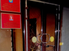 С одного удара: 22-летний парень на спор разбил дверь в здании Урюпинской администрации