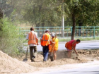 В Волжском ремонтники продолжают снимать лишний грунт с обочин дорог