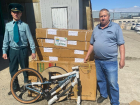 Таможенники подарили волжским детям конфискованные велосипеды