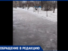 «Завтра детям в школу, а во дворе каток»: родители волжской школы бьют тревогу из-за гололеда