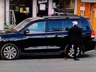 В Волгограде мужчина разбивал окна и забирал ценности из авто: видео