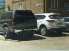 Спецагенты в Волжском скрывают госномера авто на зеленой зоне