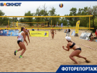 Красотки в купальниках сыграли в волейбол на раскаленном песке: фоторепортаж со Дня молодежи в Волжском