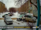 Дворовый «дрифт»: в Волжском автомобиль протаранил две припаркованные машины