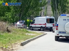 Экстренные службы собрались у здания школы в Волжском