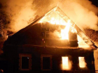 В Заплавном неподалеку от Волжского в частном доме сгорел чердак