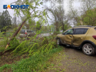 От удара легковушка улетела к магазину: фото с места аварии на Набережной в Волжском