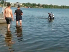 На пляже в Волжском водолазы ведут поиски 52-летнего мужчины