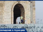 «Опасная игра»: маленькие дети замечены на заброшенной стройке в 30-м микрорайоне Волжского
