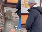Мужчина справил нужду на дверь магазина в Волжском: видео