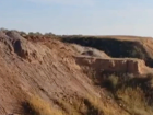 В Волжском самосвалы выгружают мусор на берегу Ахтубы: видео