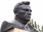 Памятник срочно нужно отмывать от краски! - волжский скульптор Николай Карпов