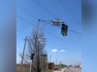 «Вот-вот упадет на прохожих»: в Волжском сняли на видео сломанный светофор