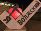От большой любви девушка залезла на скульптуру в Волжском